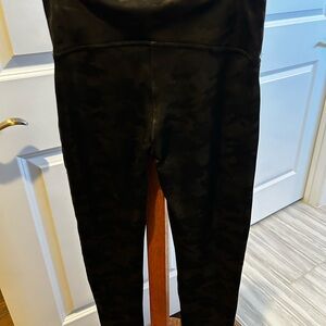 Spanx black camo leggings
Size L